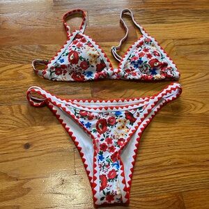 Brand new with tag white and floral bikini set, size M